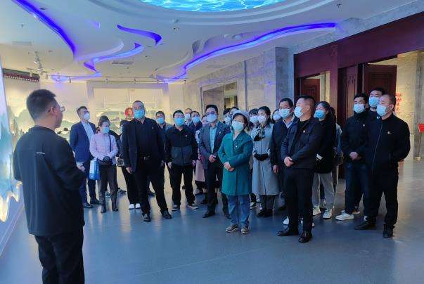 1680768450598634.jpg 警示教育基地聆聽講解.jpg